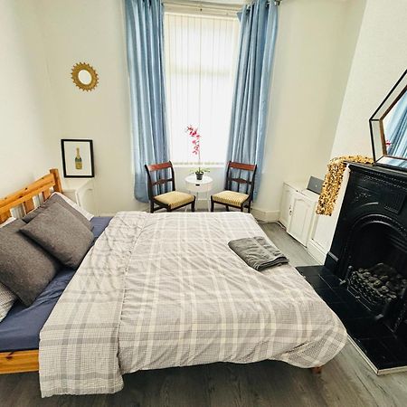 Entire 3 Bedroom House- Free Parking 리버풀 외부 사진