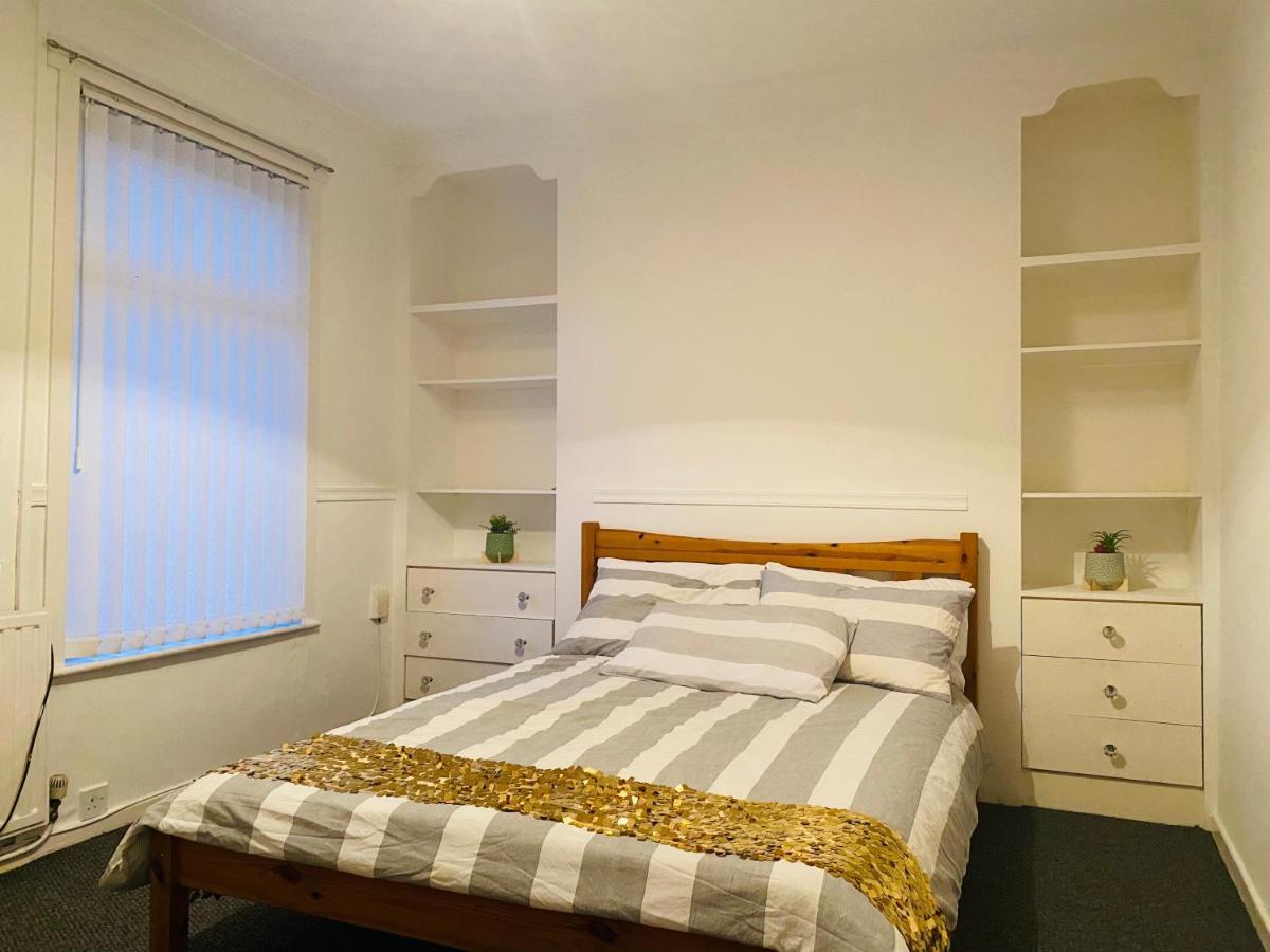 Entire 3 Bedroom House- Free Parking 리버풀 외부 사진