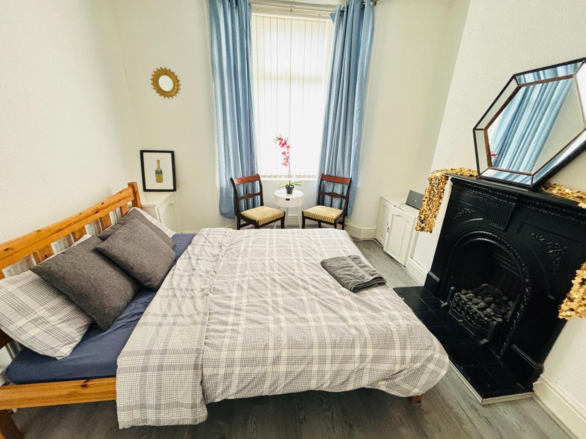 Entire 3 Bedroom House- Free Parking 리버풀 외부 사진