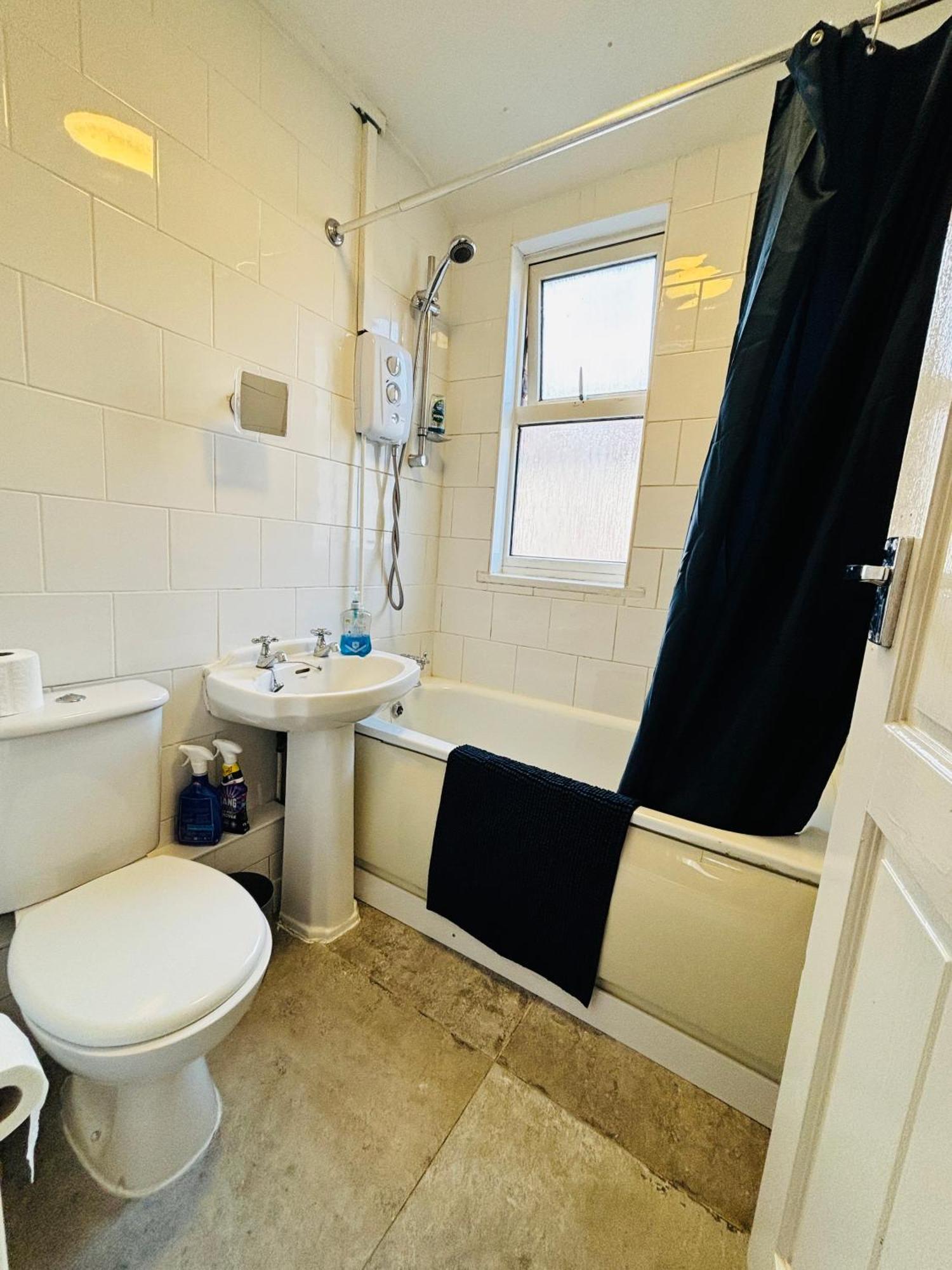 Entire 3 Bedroom House- Free Parking 리버풀 외부 사진